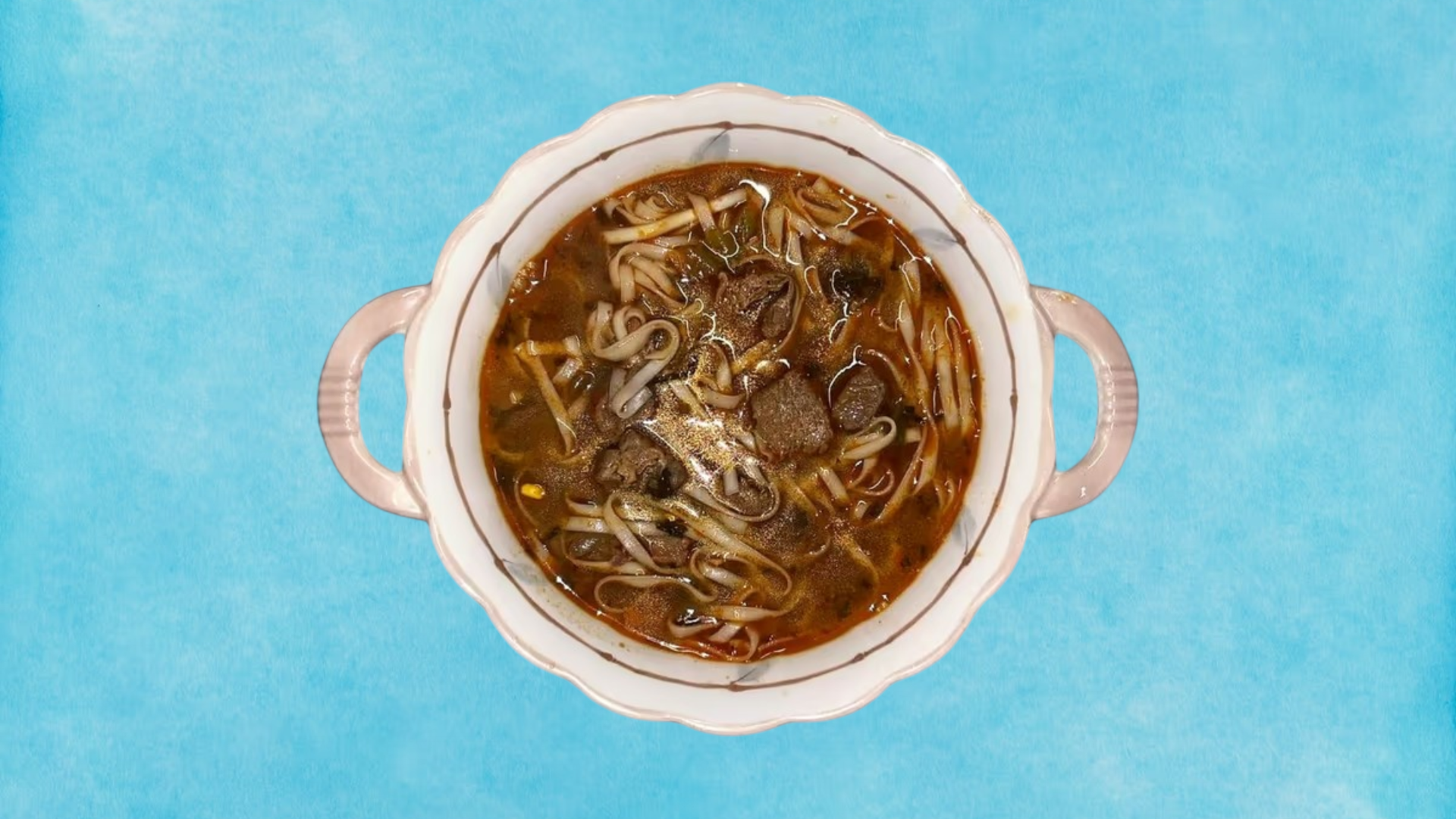 老坛酸菜牛肉面 / Szecsuáni marhahús leves 🌶️ 3600 HUF (Szecsuáni ihletésű, savanyított zöldséges marhahúsleves vékony metélt tésztával. A fermentált káposzta friss savanyúsága harmonikusan egészíti ki a puhára párolt marhahúst és a lágyan fűszeres alaplevet.)