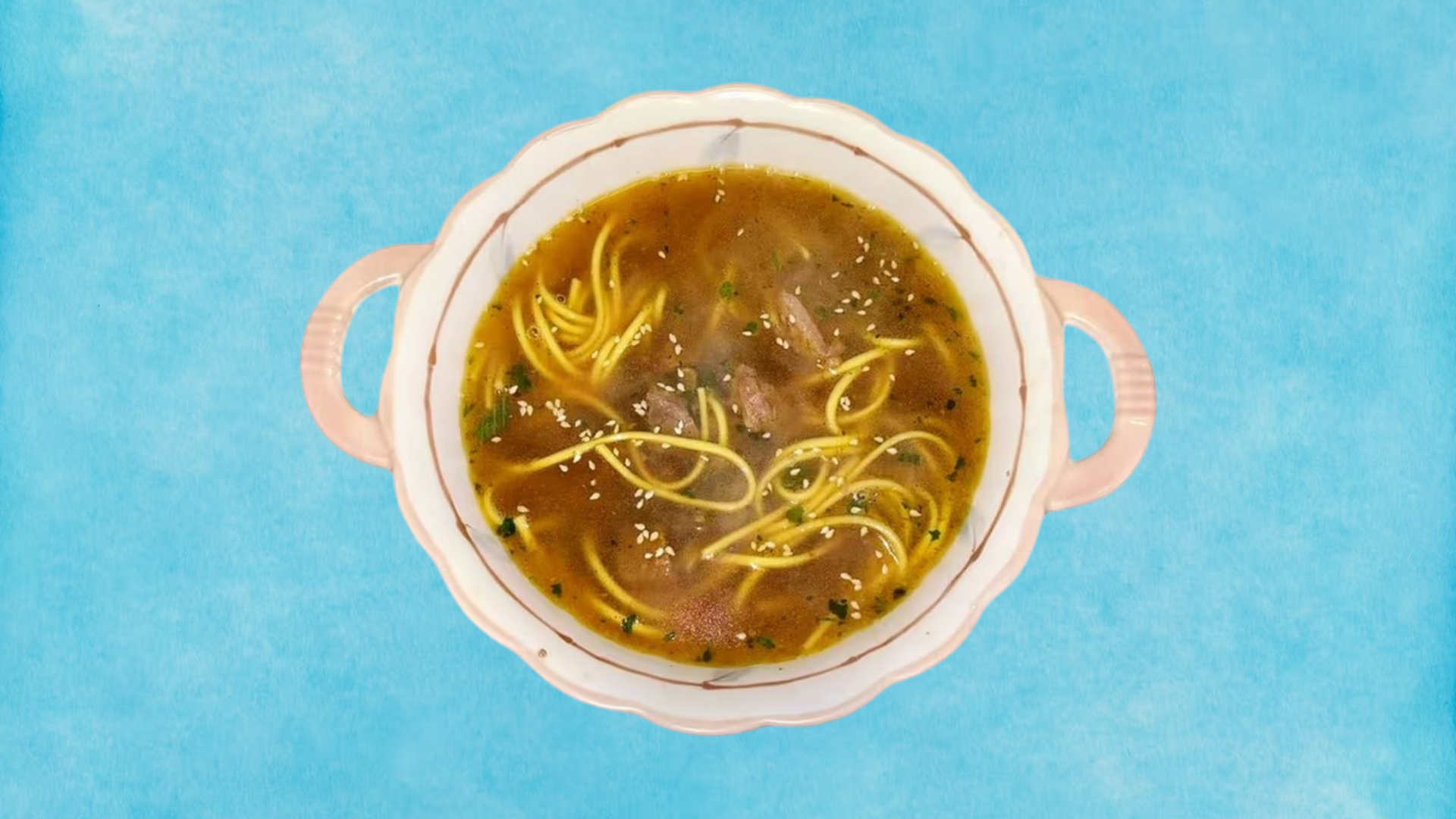 青胡椒牛肉汤面 / Wenzhou stílusú marhahúsos tésztaleves 🌶️ 3300 HUF (Zöldborsos marhahúsleves Wenzhou tésztával – karakteres, melengető ízvilág, valódi hússal és enyhe csípősséggel.)