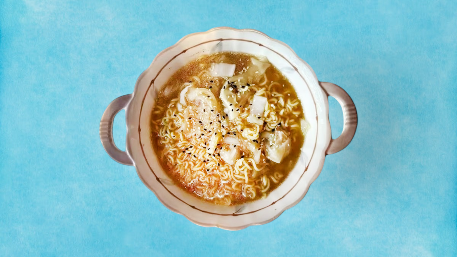 香港云吞汤 / Hongkongi wonton leves 2500 HUF ( Eredeti hongkongi stílusú wontonleves tésztával, húsos batyukkal és friss káposztával. Klasszikus dél-kínai ízélmény, nem csípős.)